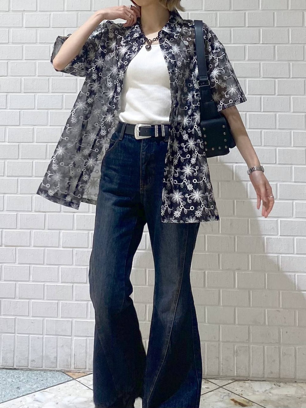 「カジュアル、ベーシック/シンプル、女子ウケ、PAGEBOY、デニムパンツ、フレアパンツ、シャツ、シャツスタイル、シアートップス、厚底シューズ、スニーカー、ショルダーバッグ」|「PAGEBOYのプラットチャンキースニーカー(スニーカー、ブラック系)」を使った、matsuさん(レディース・156cm)の夏コーディネートの4枚目の写真