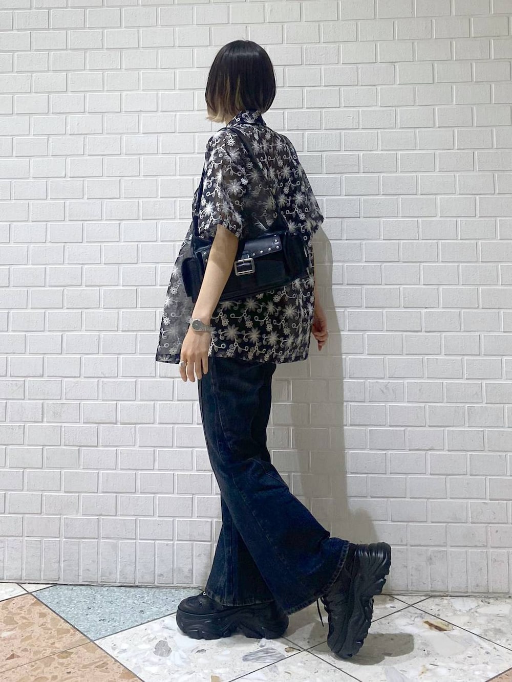 「カジュアル、ベーシック/シンプル、女子ウケ、PAGEBOY、デニムパンツ、フレアパンツ、シャツ、シャツスタイル、シアートップス、厚底シューズ、スニーカー、ショルダーバッグ」|「PAGEBOYのプラットチャンキースニーカー(スニーカー、ブラック系)」を使った、matsuさん(レディース・156cm)の夏コーディネートの5枚目の写真