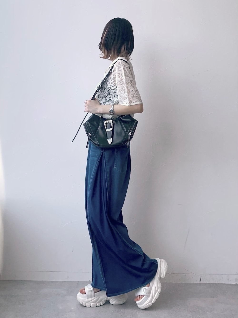 「PAGEBOY、デニムパンツ、デニム、ワイドパンツ、厚底シューズ、サンダル、レース、レーストップス、ショルダーバッグ、きれいめカジュアル、きれいめ、ブルー」|「PAGEBOYのハートマンテルネックレス2(ネックレス、シルバー系)」を使った、matsuさん(レディース・156cm)の春コーディネートの3枚目の写真