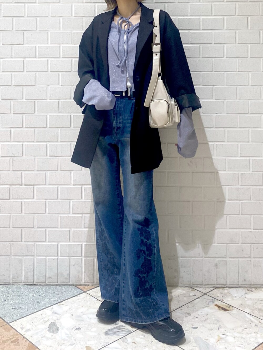 「PAGEBOY、デニムパンツ、デニム、フレアパンツ、スニーカー、ジャケット、ジャケットスタイル、春、春コーデ、ショルダーバッグ、キラキラ、ショート丈トップス、チョーカー、きれいめカジュアル、きれいめ」|「PAGEBOYのワンストバレースニーカー(スニーカー、ブラック系)」を使った、matsuさん(レディース・156cm)の春コーディネートの2枚目の写真