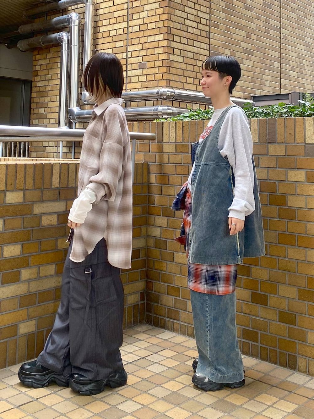 ブラック系のブーツ、オレンジ系のシャツ/ブラウス、ブルー系のその他パンツを着用したレディースの秋コーディネートの4枚目の写真