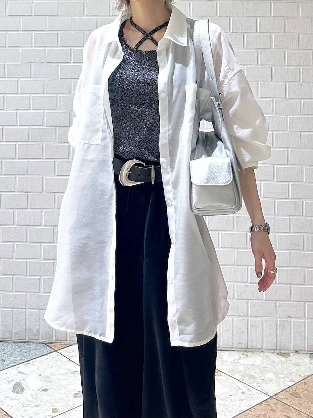 ブラック系のスウェットパンツ、ブラック系のサンダル、ホワイト系のシャツ/ブラウスを着用したレディースの春コーディネートの8枚目の写真