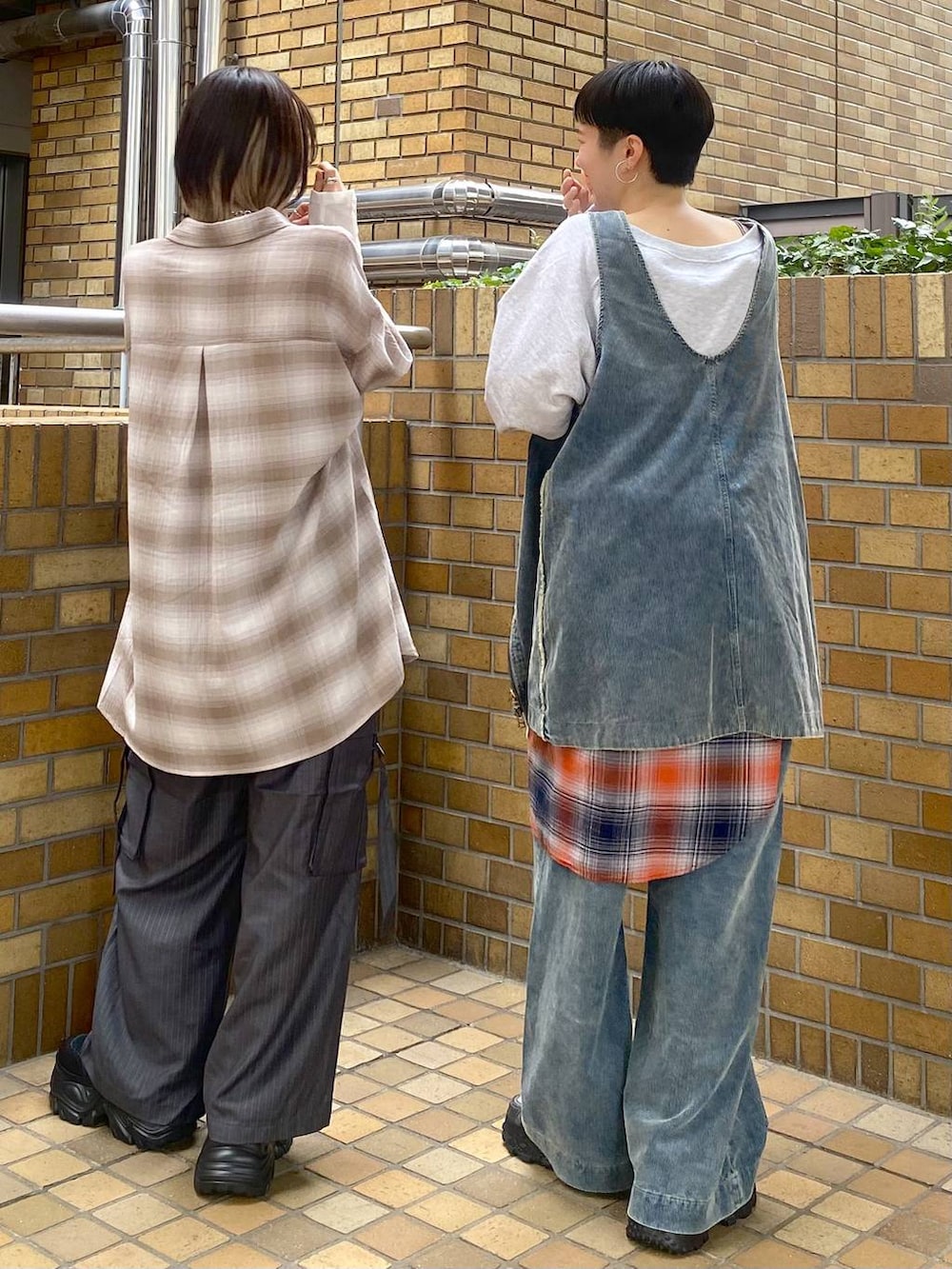 ブラック系のブーツ、オレンジ系のシャツ/ブラウス、ブルー系のその他パンツを着用したレディースの秋コーディネートの6枚目の写真