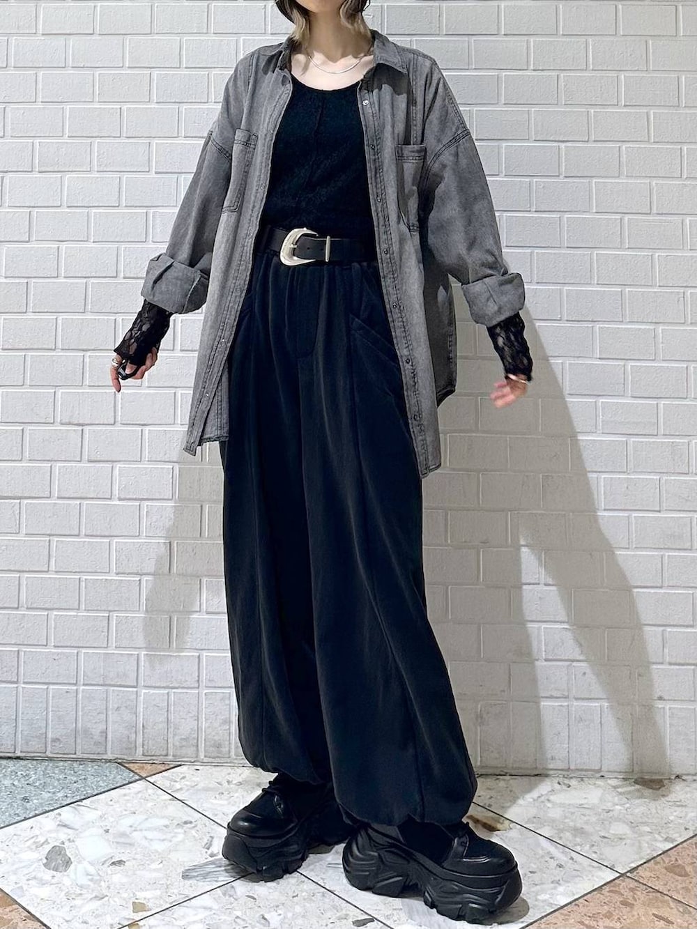 ブラック系のブーツ、ブラック系のTシャツ/カットソー、ブラック系のシャツ/ブラウスを着用したレディースの冬コーディネートの2枚目の写真