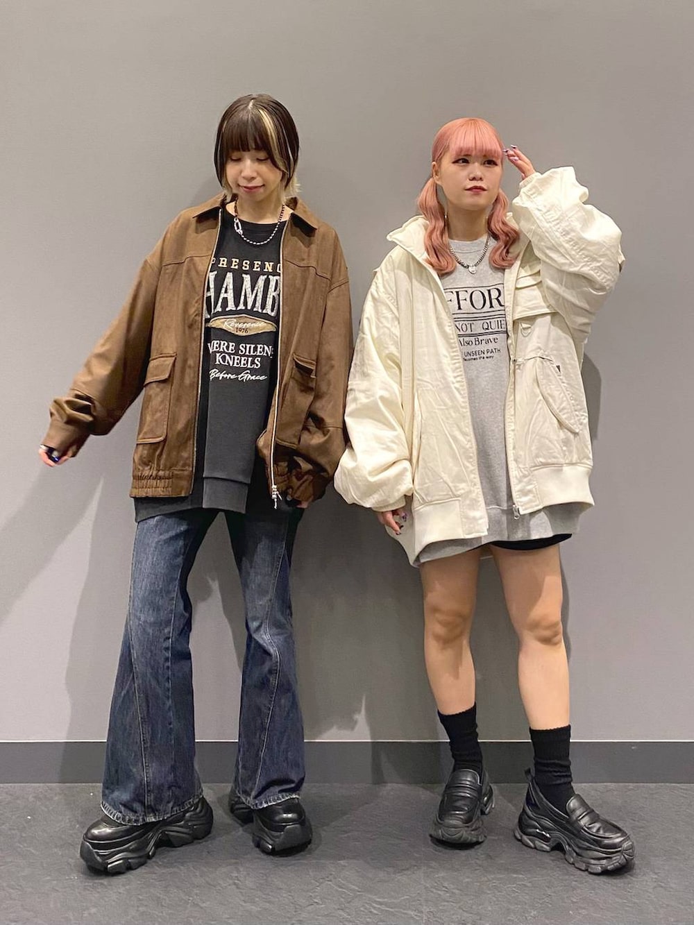 ブラック系のブーツ、ブルー系のデニムパンツ、ブラック系のローファーを着用したレディースの秋コーディネートの6枚目の写真