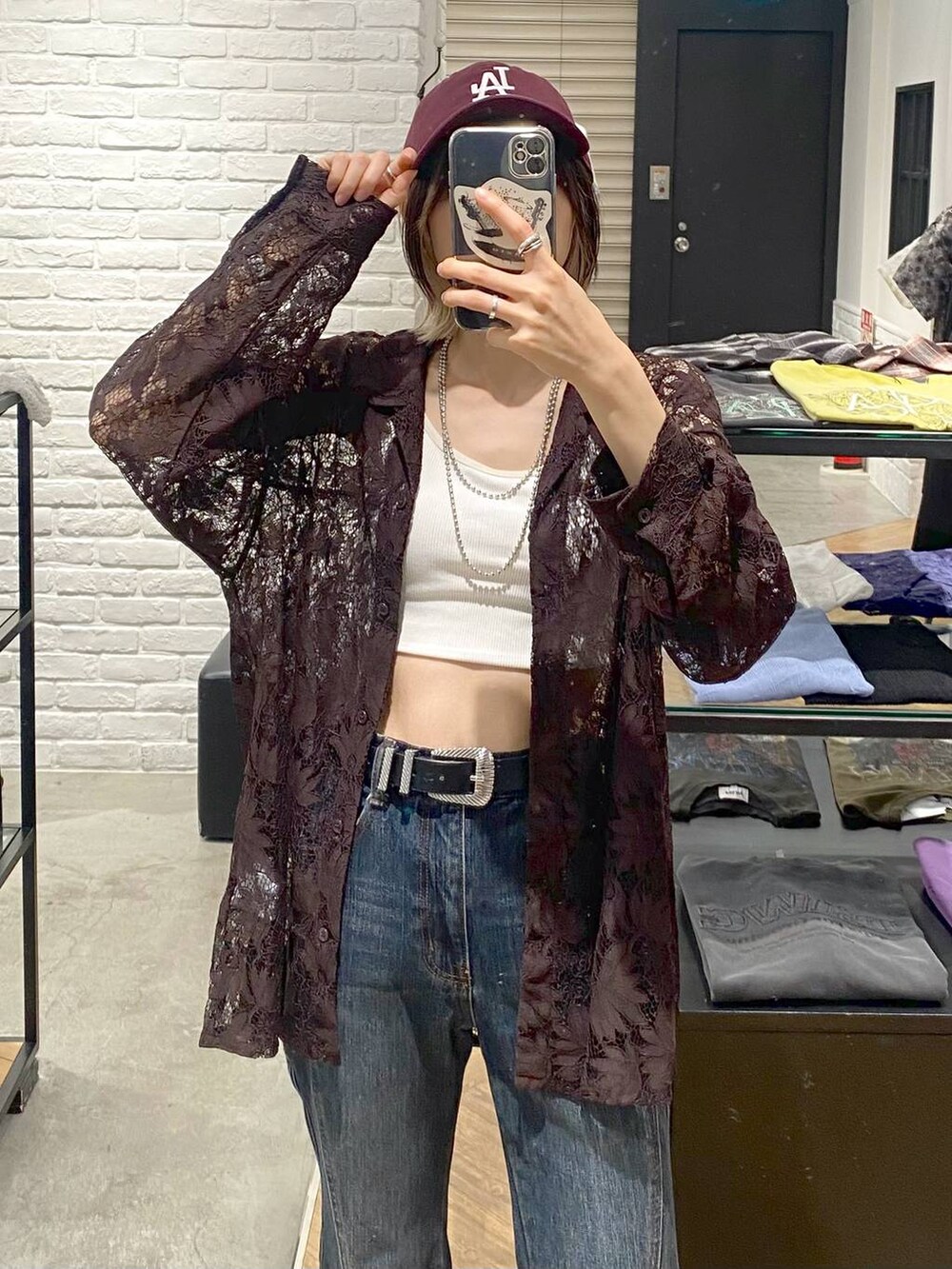 ホワイト系のキャミソール、ブルー系のデニムパンツ、ブラウン系のシャツ/ブラウスを着用したレディースの夏コーディネートの2枚目の写真