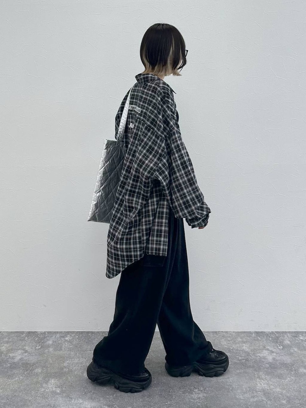 ブラック系のスニーカー、ブラック系のキャミソール、ブラック系のその他パンツを着用したレディースの春コーディネートの8枚目の写真