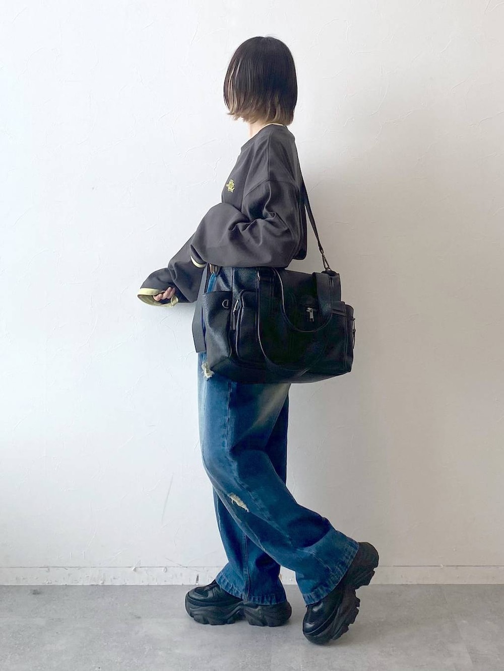 「カジュアル、ベーシック/シンプル、女子ウケ、PAGEBOY、デニムパンツ、パンツ、PBLIM、ラフ、ゆったり、メンズライク、ロンT、ユニセックス、厚底シューズ、スニーカー、ボストンバッグ」｜「PAGEBOYのプラットチャンキースニーカー（スニーカー、ブラック系）」を使った、matsuさん（レディース・156cm）の夏コーディネートの4枚目の写真