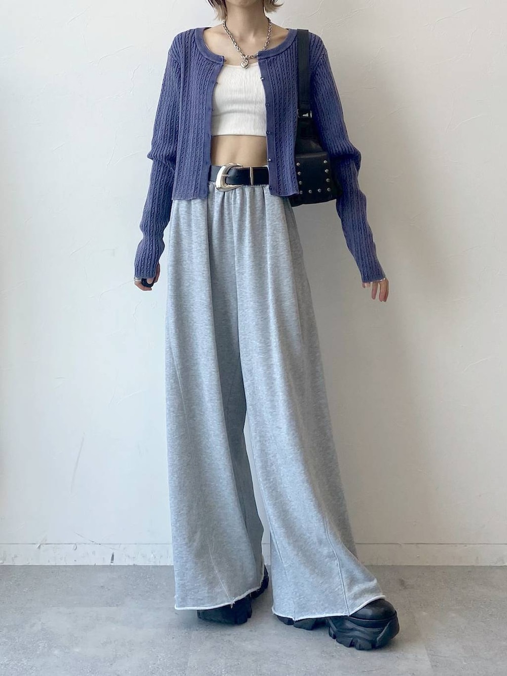 「カジュアル、ベーシック/シンプル、女子ウケ、PAGEBOY、スウェット、スウェットパンツ、キャップ、厚底シューズ、スニーカー、ラフ、ショルダーバッグ」|「PAGEBOYのプラットチャンキースニーカー(スニーカー、ブラック系)」を使った、matsuさん(レディース・156cm)の夏コーディネートの8枚目の写真