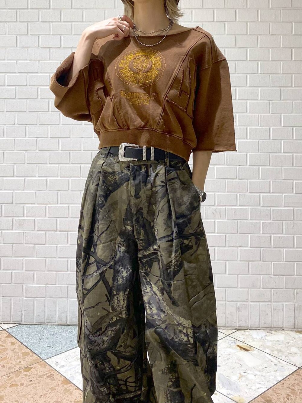 ブラウン系のブーツ、グリーン系のカーゴパンツ、ブラウン系のTシャツ/カットソーを着用したレディースの夏コーディネートの4枚目の写真