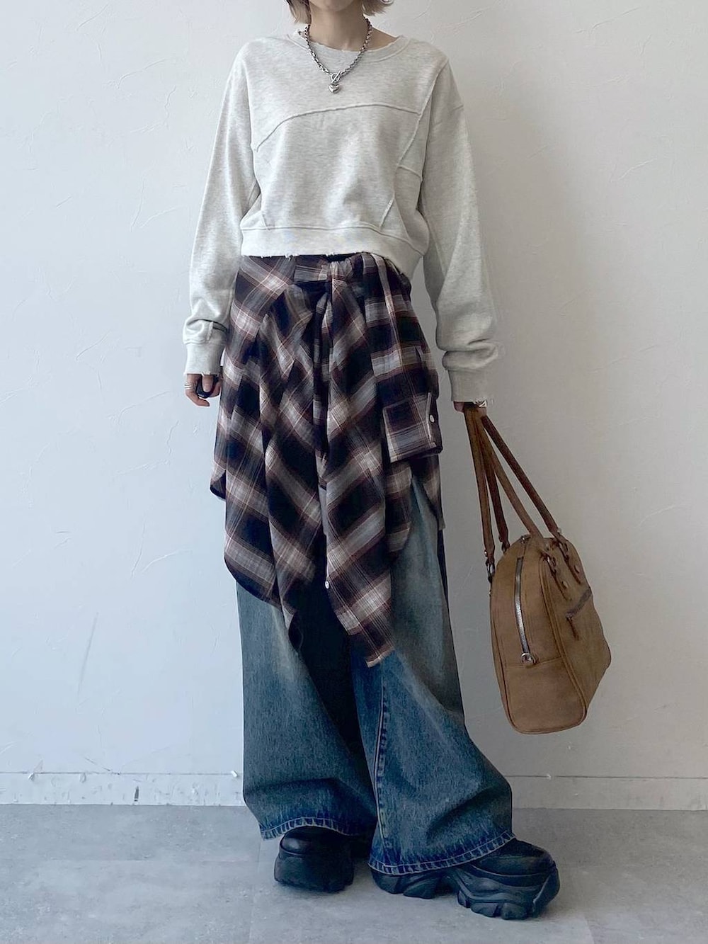 「カジュアル、ベーシック/シンプル、女子ウケ、PAGEBOY、デニムパンツ、スウェット、チェック、シャツ、スニーカー、厚底シューズ、秋コーデ、秋服準備はじめました、PBLIM、ボストンバッグ」｜「PAGEBOYのプラットチャンキースニーカー（スニーカー、ブラック系）」を使った、matsuさん（レディース・156cm）の夏コーディネートの2枚目の写真