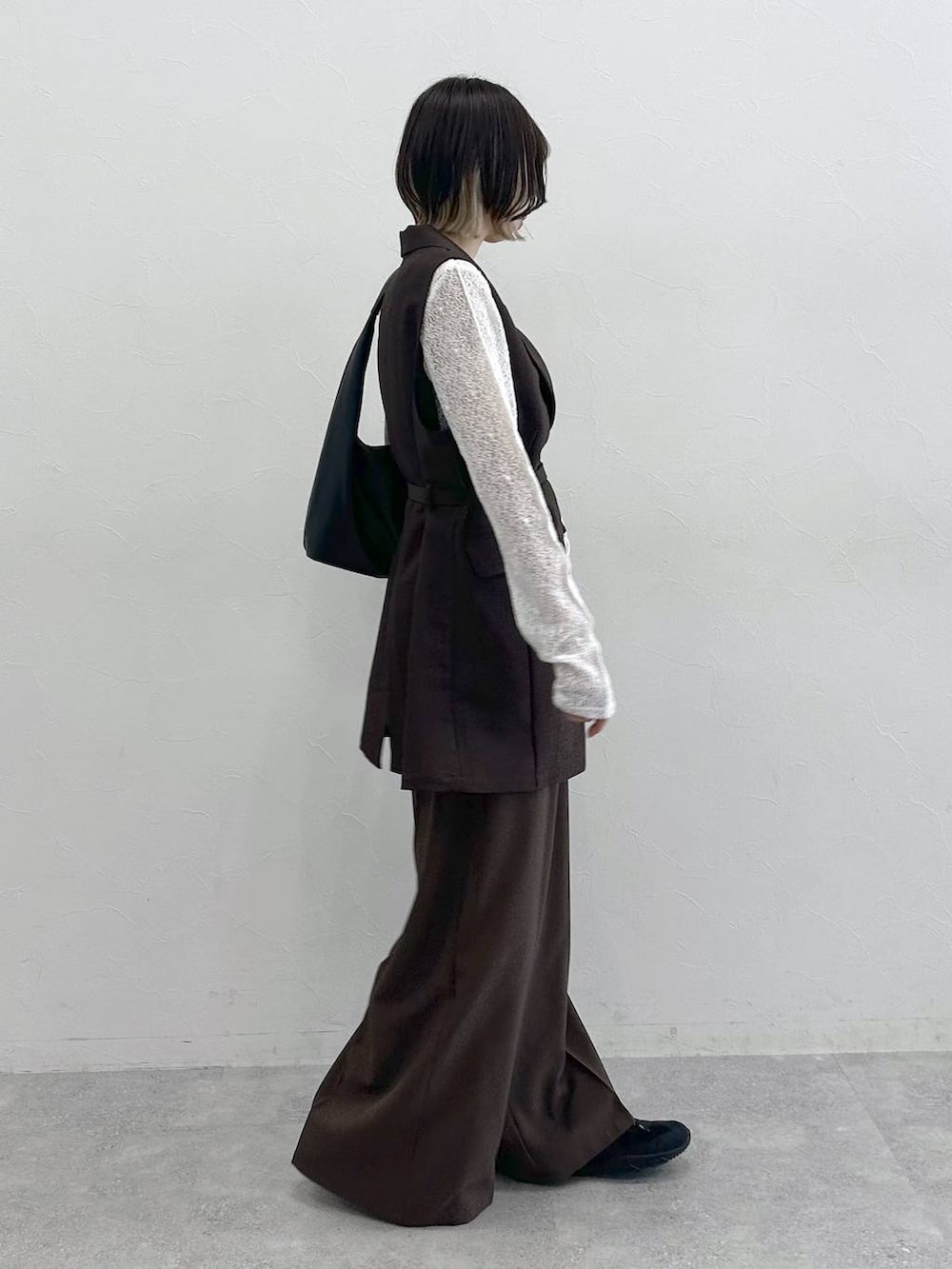 ブラック系のスニーカー、ブラック系のトートバッグ、ホワイト系のTシャツ/カットソーを着用したレディースの夏コーディネートの8枚目の写真