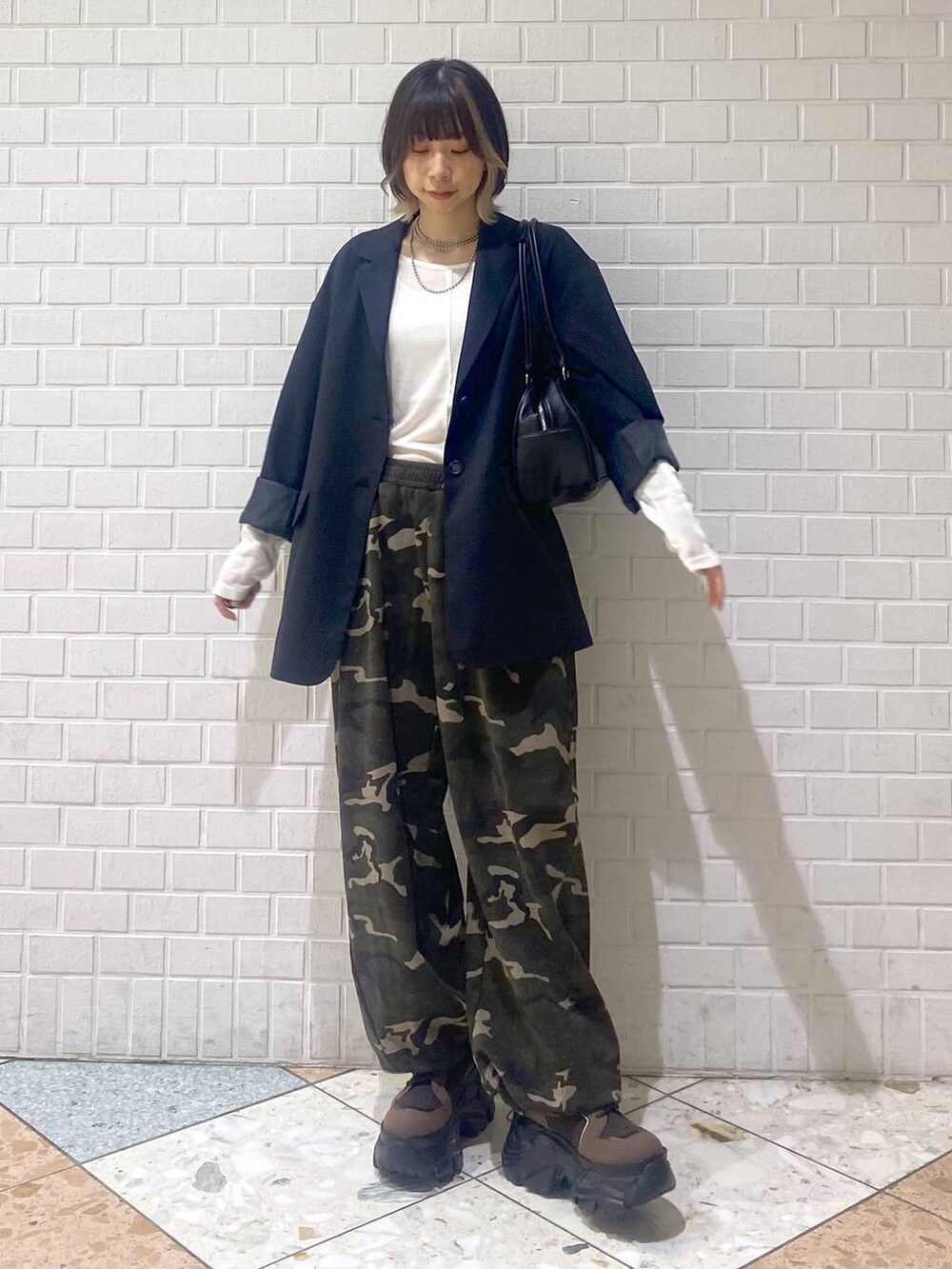 ブラウン系のブーツ、その他のスウェットパンツ、ブラック系のテーラードジャケットを着用したレディースの秋コーディネートの2枚目の写真