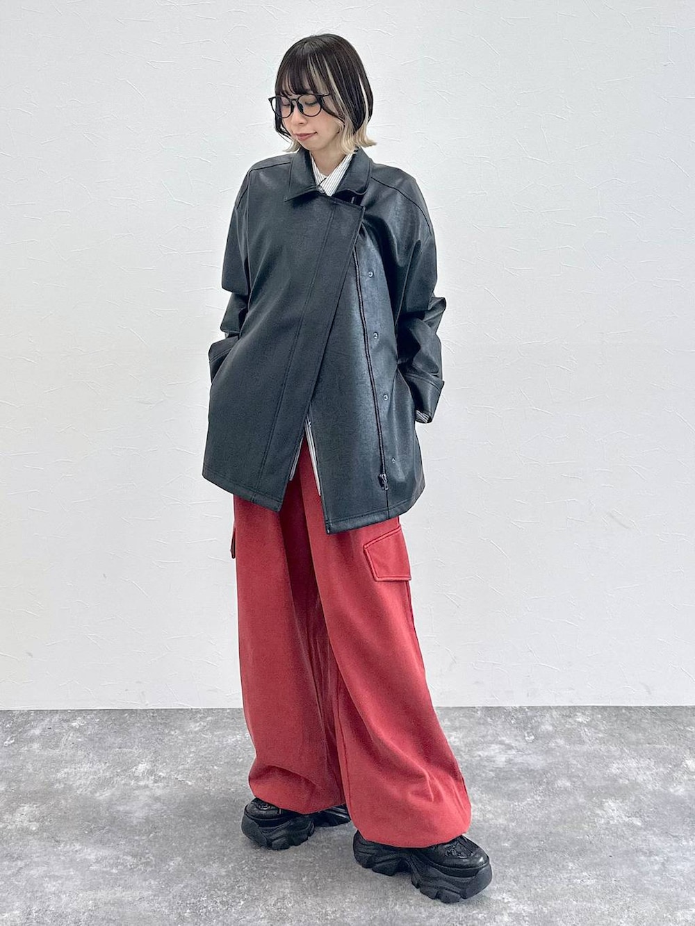 ブラック系のスニーカー、グレー系のシャツ/ブラウス、レッド系のその他パンツを着用したレディースの春コーディネートの9枚目の写真