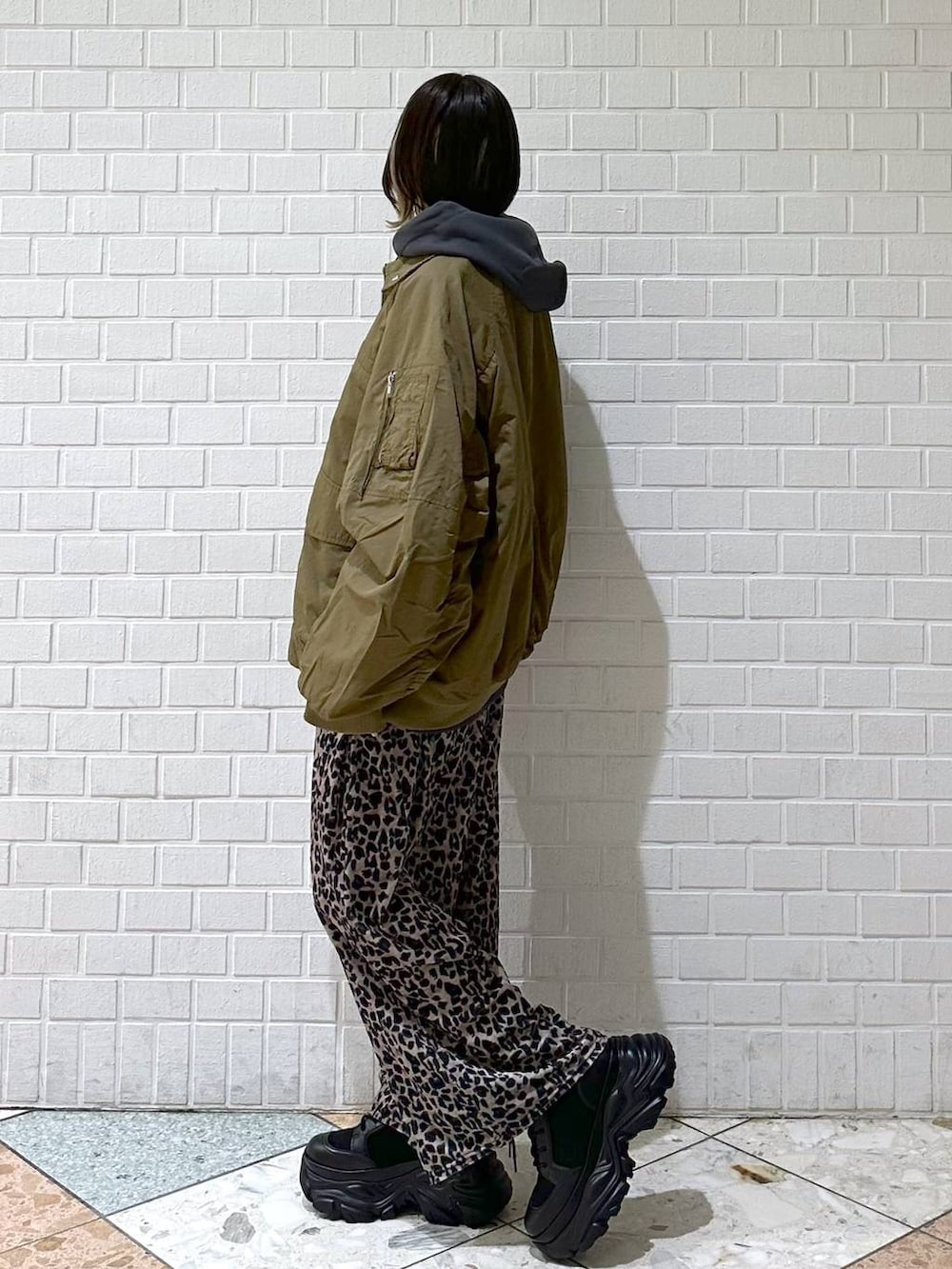 ブラック系のブーツ、グレー系のパーカー、ベージュ系のその他パンツを着用したレディースの冬コーディネートの5枚目の写真