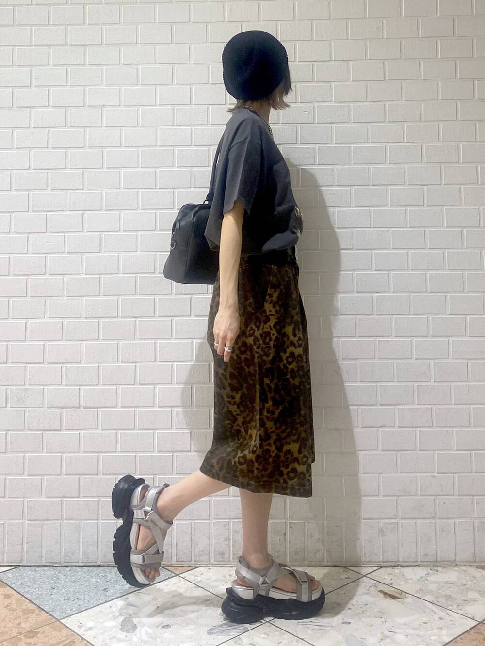 「ベーシック/シンプル、カジュアル、女子ウケ、PAGEBOY、PBLIM、メンズライク、ラフ、楽ちんコーデ、ハーフパンツ、厚底シューズ、サンダル、ボストンバッグ、パンツ」|「PBLIMの【PBLIM】2WAYボストンバッグ(ボストンバッグ、ブラック系)」を使った、matsuさん(レディース・156cm)の夏コーディネートの7枚目の写真