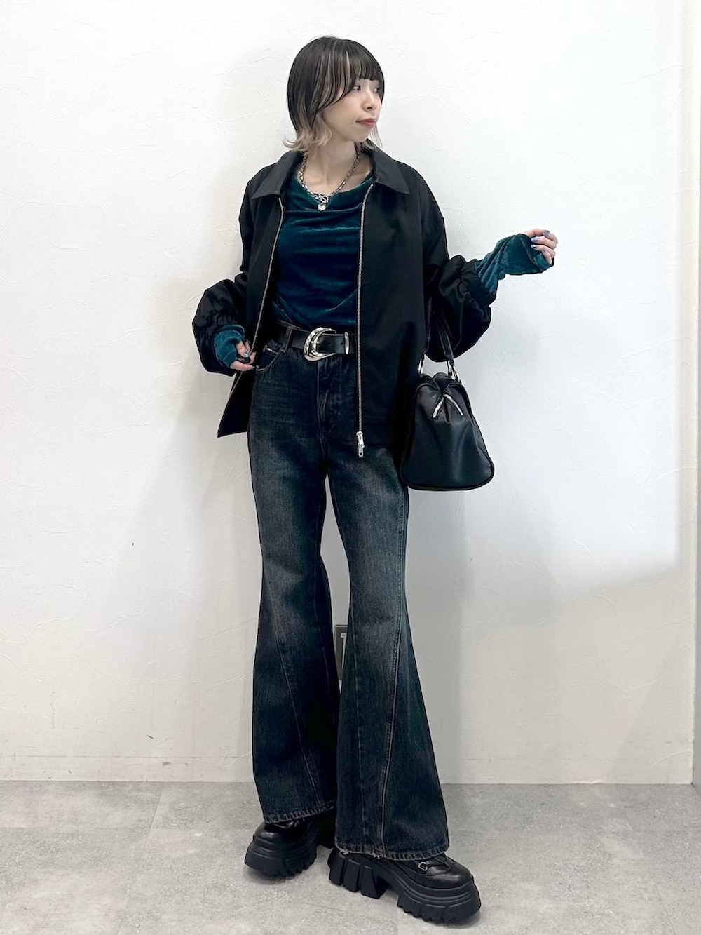ブラック系のブーツ、ブラック系のボストンバッグ、ブルー系のTシャツ/カットソーを着用したレディースの秋コーディネートの3枚目の写真