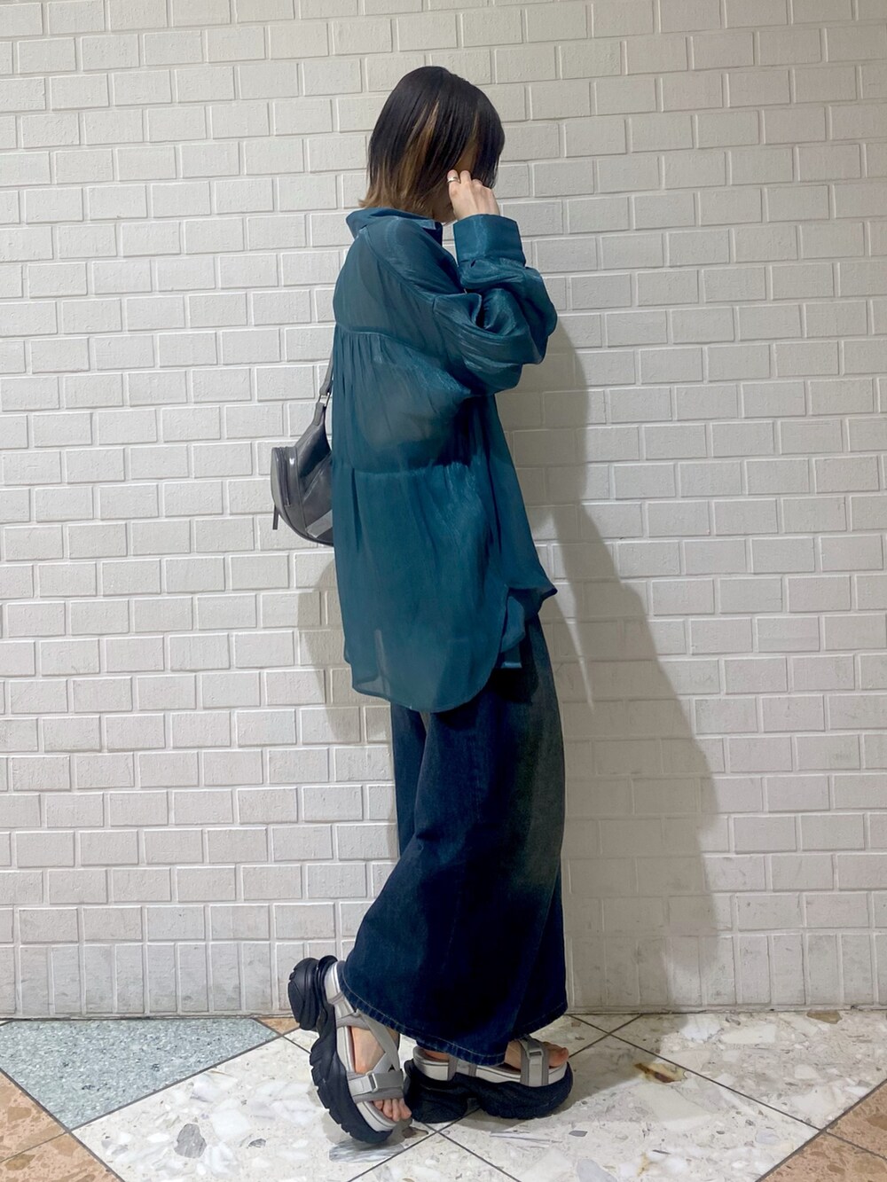 グレー系のサンダル、ブルー系のデニムパンツ、グリーン系のシャツ/ブラウスを着用したレディースの春コーディネートの6枚目の写真