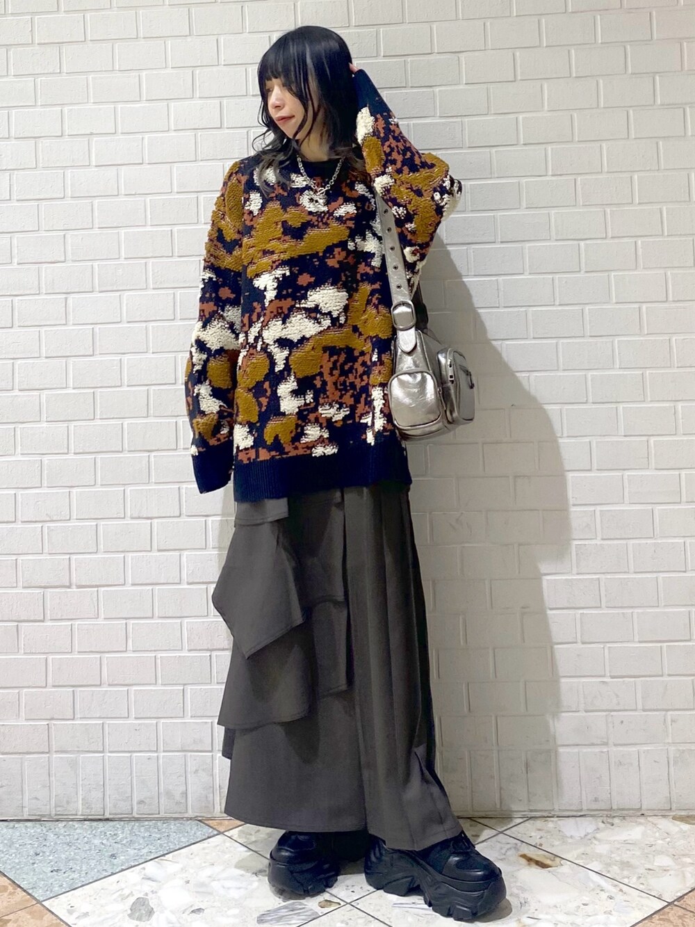 「PAGEBOY、ニット、柄ニット、スニーカー、厚底シューズ、オーバーサイズ、ゆったり、スカート、ロングスカート、アシンメトリー、冬コーデ、JEANASiS、ショルダーバッグ、モード、カジュアル」｜「PAGEBOYのループアート柄ニットプルオーバー（ニット/セーター、ブルー系）」を使った、matsuさん（レディース・156cm）の冬コーディネートの5枚目の写真
