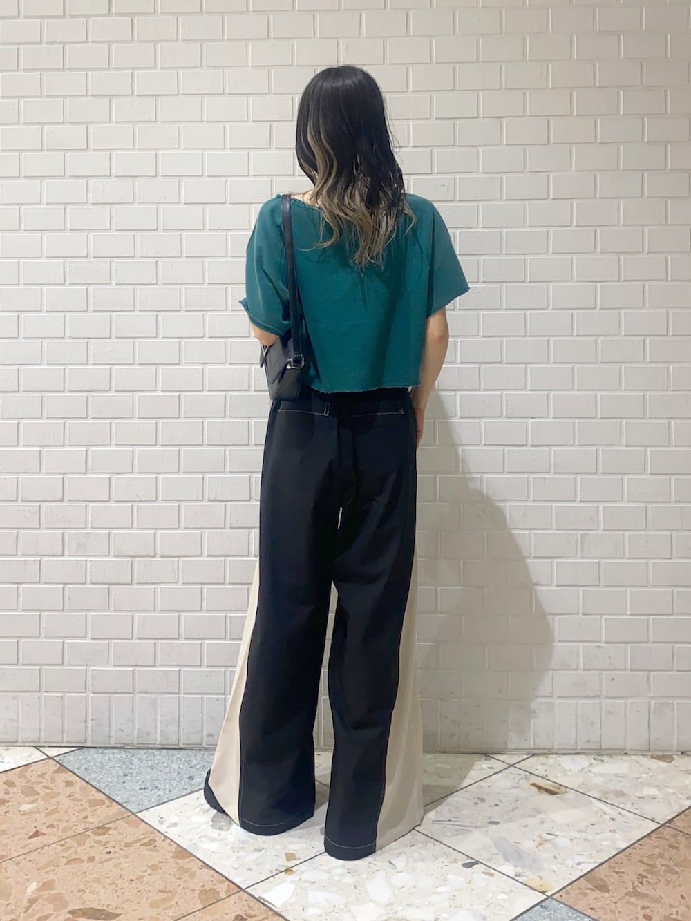 「夏コーデ、ワイドパンツ、サンダル、PAGEBOY、グリーン、ゲームシャツ、足長効果、Tシャツ、ショート丈、シンプル、カジュアル」|「PAGEBOYのサイドキリカエパンツ(その他パンツ、ブラック系)」を使った、matsuさん(レディース・156cm)の夏コーディネートの5枚目の写真