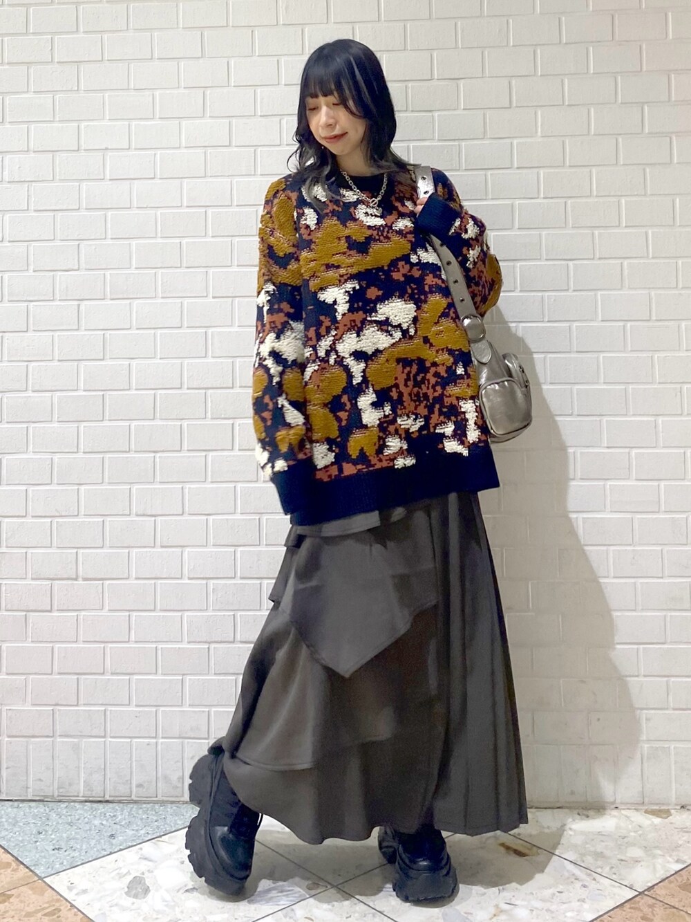 「PAGEBOY、ニット、柄ニット、スニーカー、厚底シューズ、オーバーサイズ、ゆったり、スカート、ロングスカート、アシンメトリー、冬コーデ、JEANASiS、ショルダーバッグ、モード、カジュアル」｜「PAGEBOYのループアート柄ニットプルオーバー（ニット/セーター、ブルー系）」を使った、matsuさん（レディース・156cm）の冬コーディネートの2枚目の写真