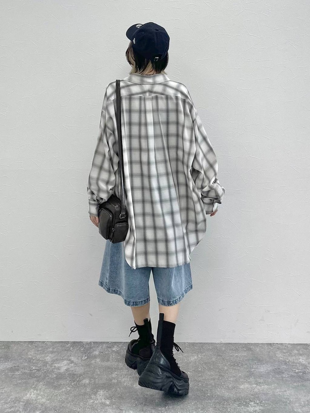 ブラック系のブーツ、ブラック系のキャミソール、ホワイト系のシャツ/ブラウスを着用したレディースの春コーディネートの6枚目の写真