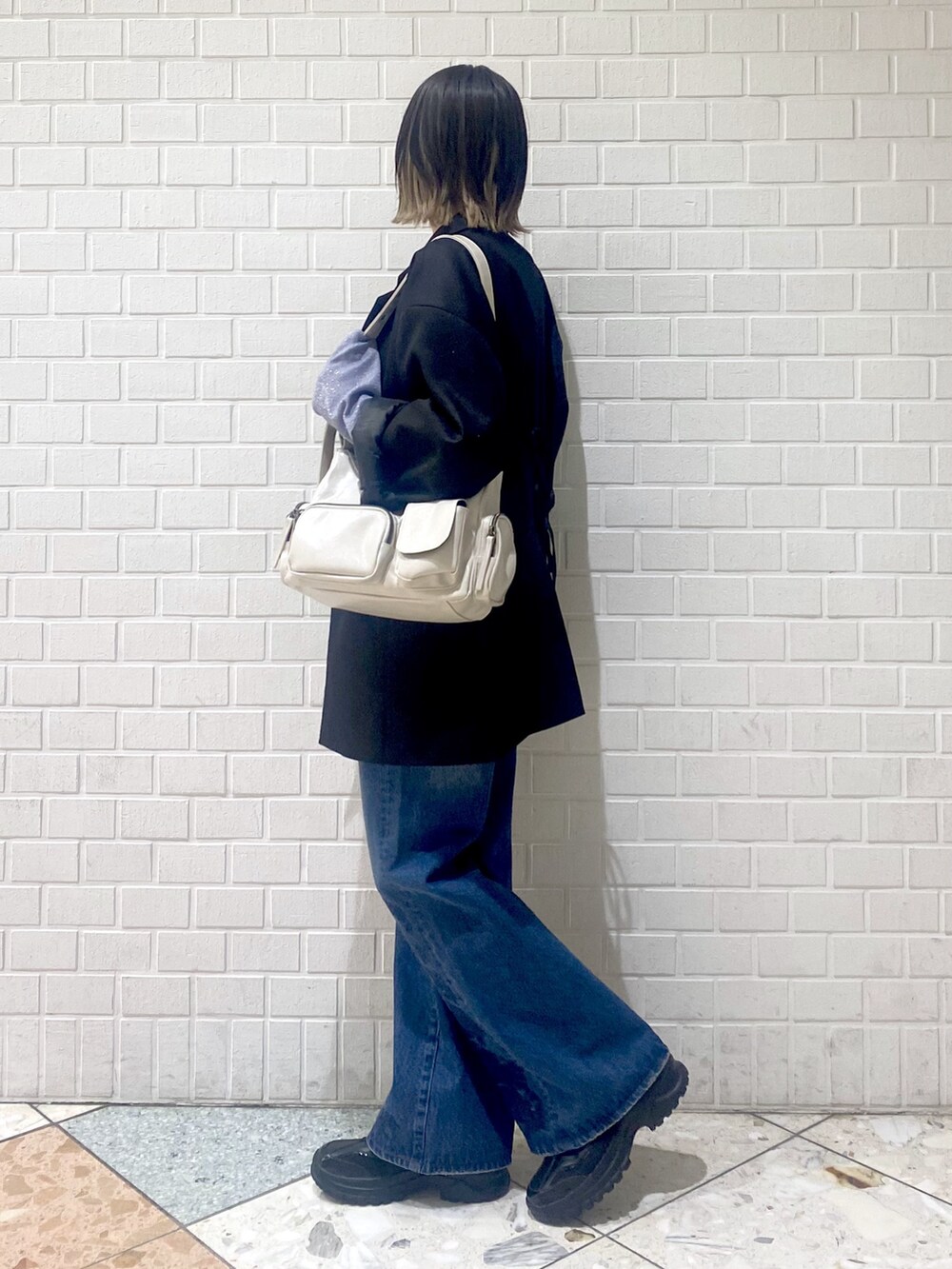 「PAGEBOY、デニムパンツ、デニム、フレアパンツ、スニーカー、ジャケット、ジャケットスタイル、春、春コーデ、ショルダーバッグ、キラキラ、ショート丈トップス、チョーカー、きれいめカジュアル、きれいめ」|「PAGEBOYのワンストバレースニーカー(スニーカー、ブラック系)」を使った、matsuさん(レディース・156cm)の春コーディネートの4枚目の写真