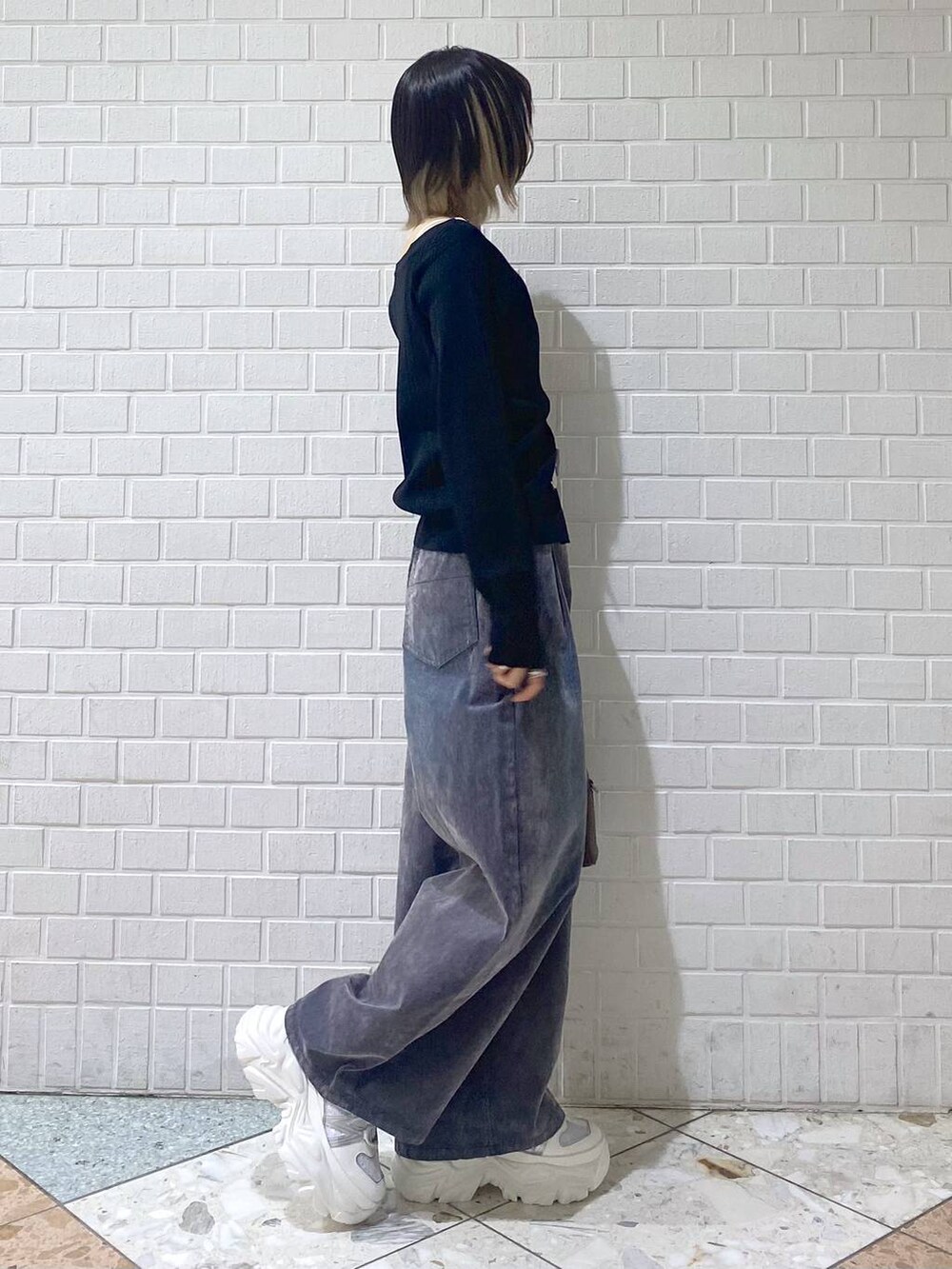 ホワイト系のスニーカー、ブラウン系のショルダーバッグ、ブラック系のTシャツ/カットソーを着用したレディースの夏コーディネートの8枚目の写真