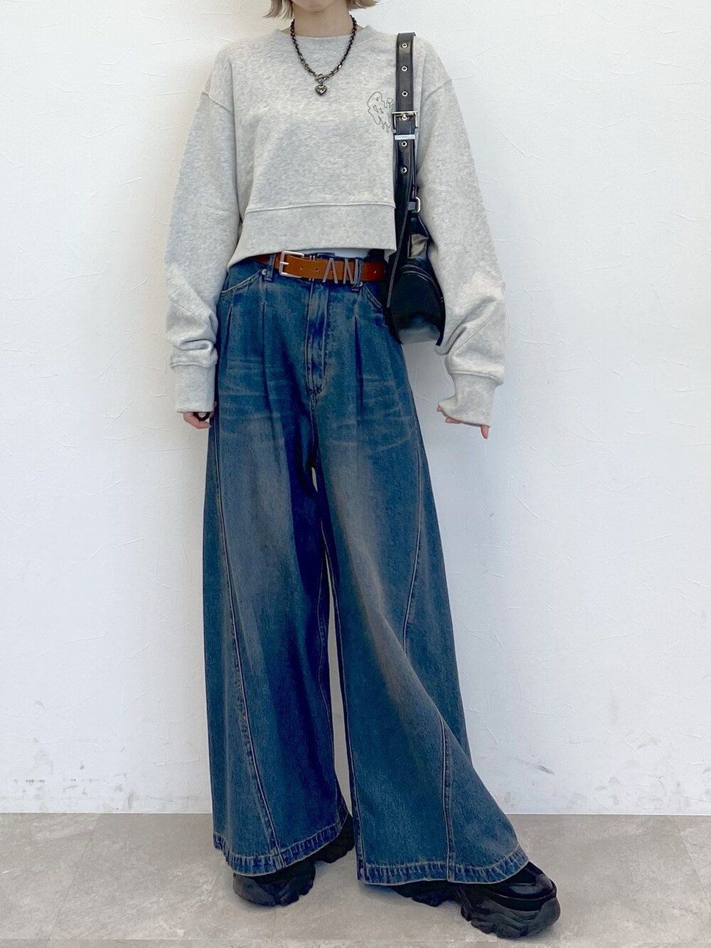 matsuさんの「【UNISEX/選べる着丈】ヤンキーラビットフォルムロゴスウェット（Anui）」を使ったコーディネートの6枚目の写真