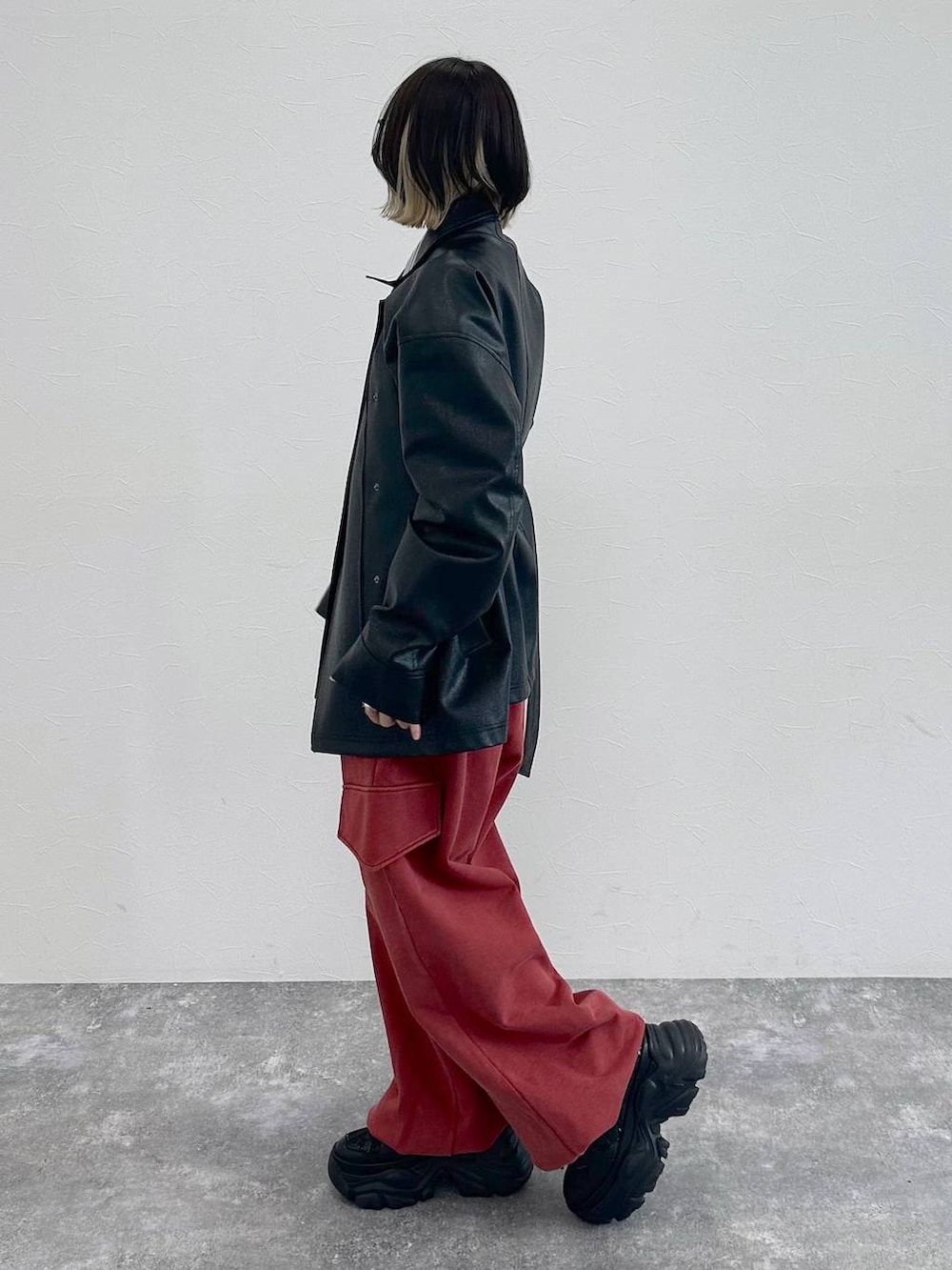 ブラック系のスニーカー、グレー系のシャツ/ブラウス、レッド系のその他パンツを着用したレディースの春コーディネートの4枚目の写真