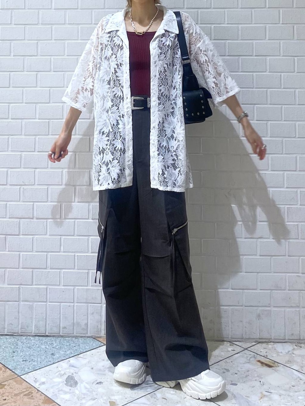 「カジュアル、ベーシック/シンプル、女子ウケ、PAGEBOY、シャツスタイル、シャツ、パンツ、ワイドパンツ、夏コーデ、スニーカー」|「PAGEBOYのモードバックルベルト3(ベルト、ブラック系)」を使った、matsuさん(レディース・156cm)の夏コーディネートの7枚目の写真