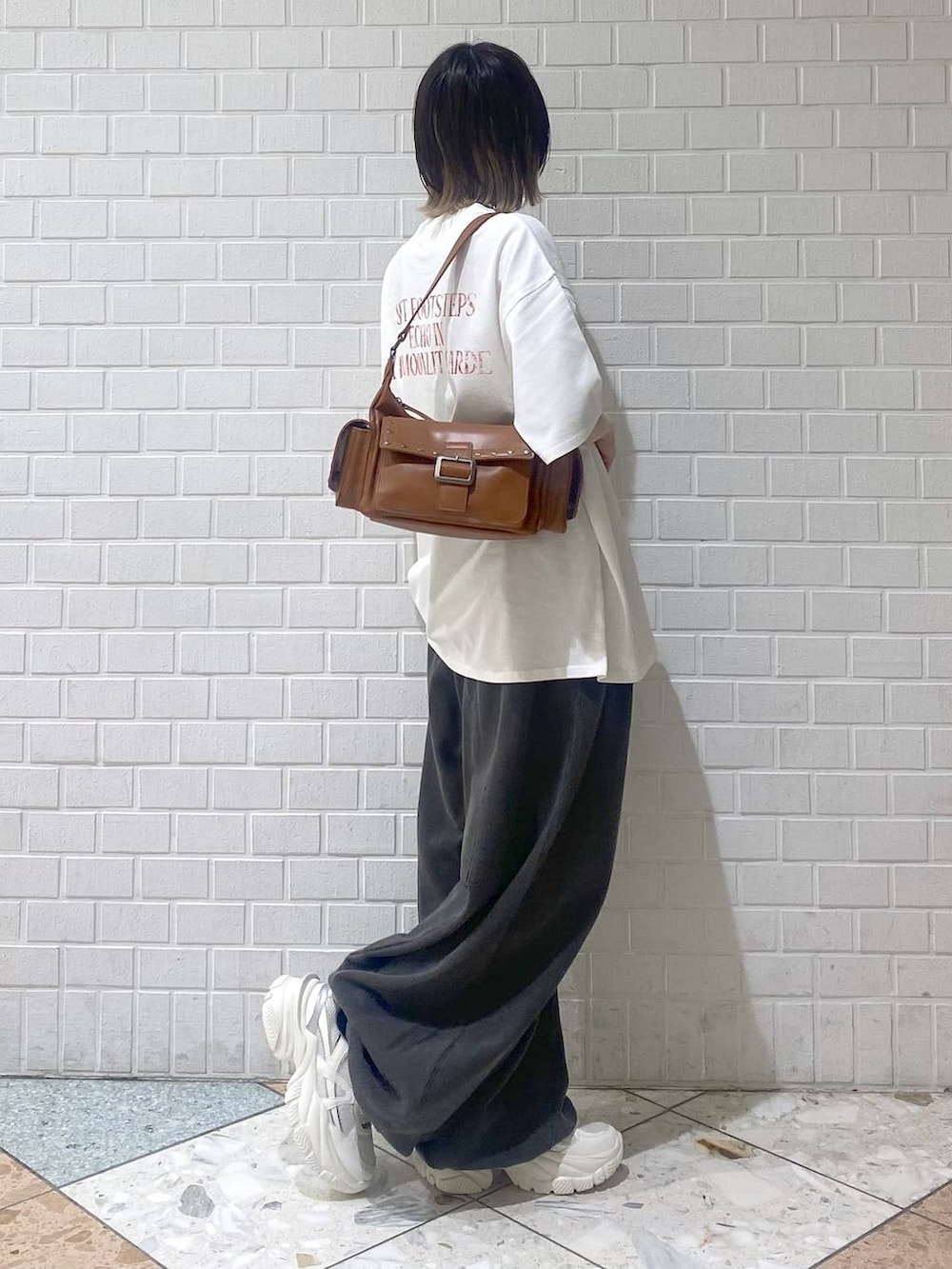 「カジュアル、ベーシック/シンプル、女子ウケ、PAGEBOY、PBLIM、ユニセックス、スウェット、スウェットパンツ、ラフ、Tシャツ、オーバーサイズ、ゆったり、楽ちんコーデ、厚底シューズ、スニーカー」｜「PAGEBOYのダットコンビソールスニーカー（スニーカー、ホワイト系）」を使った、matsuさん（レディース・156cm）の夏コーディネートの5枚目の写真