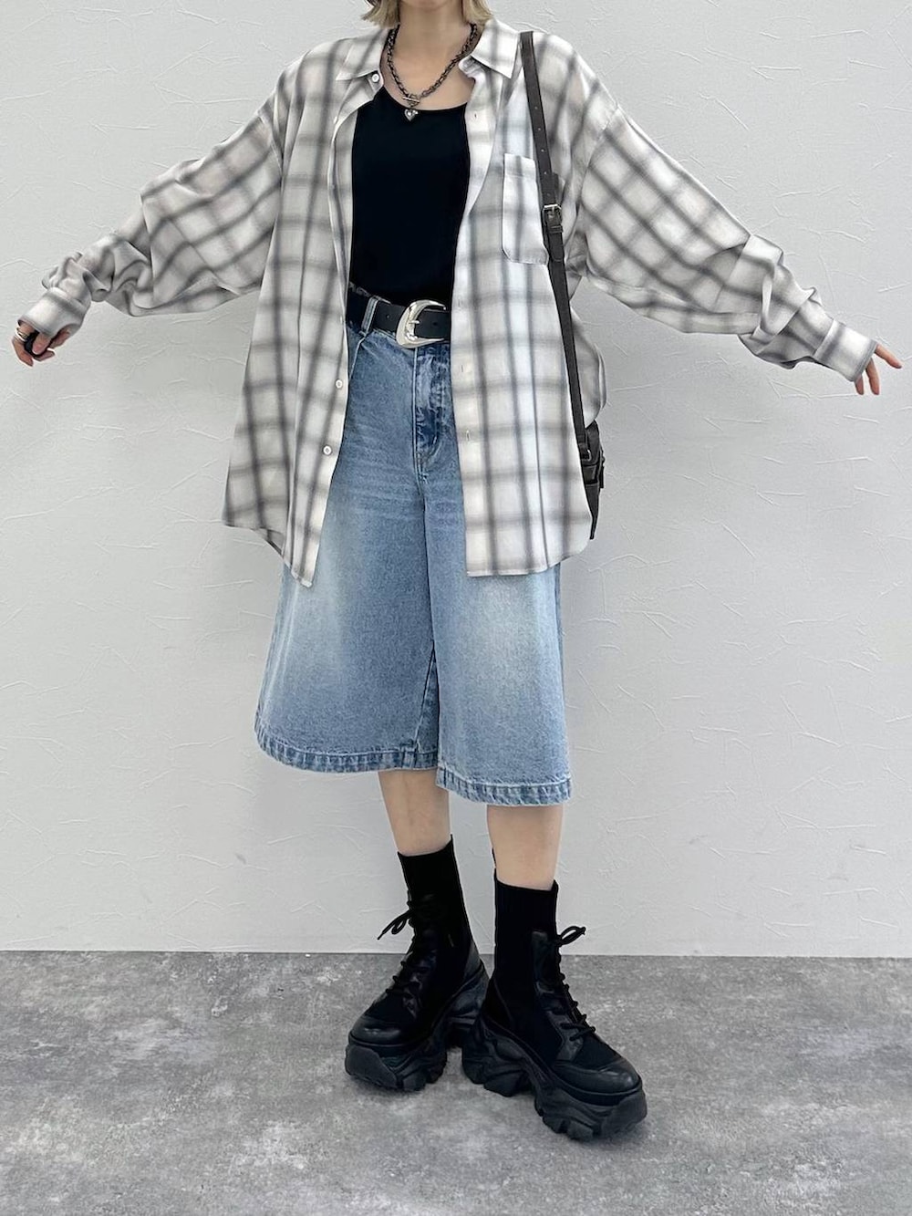 ブラック系のブーツ、ブラック系のキャミソール、ホワイト系のシャツ/ブラウスを着用したレディースの春コーディネートの3枚目の写真