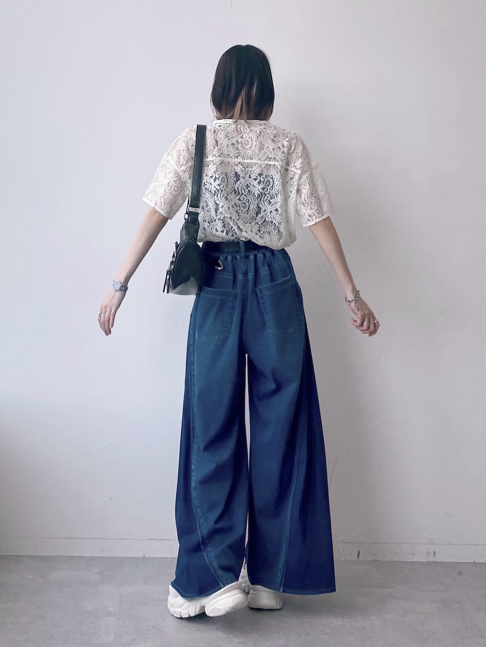 「PAGEBOY、デニムパンツ、デニム、ワイドパンツ、厚底シューズ、サンダル、レース、レーストップス、ショルダーバッグ、きれいめカジュアル、きれいめ、ブルー」|「PAGEBOYのハートマンテルネックレス2(ネックレス、シルバー系)」を使った、matsuさん(レディース・156cm)の春コーディネートの4枚目の写真