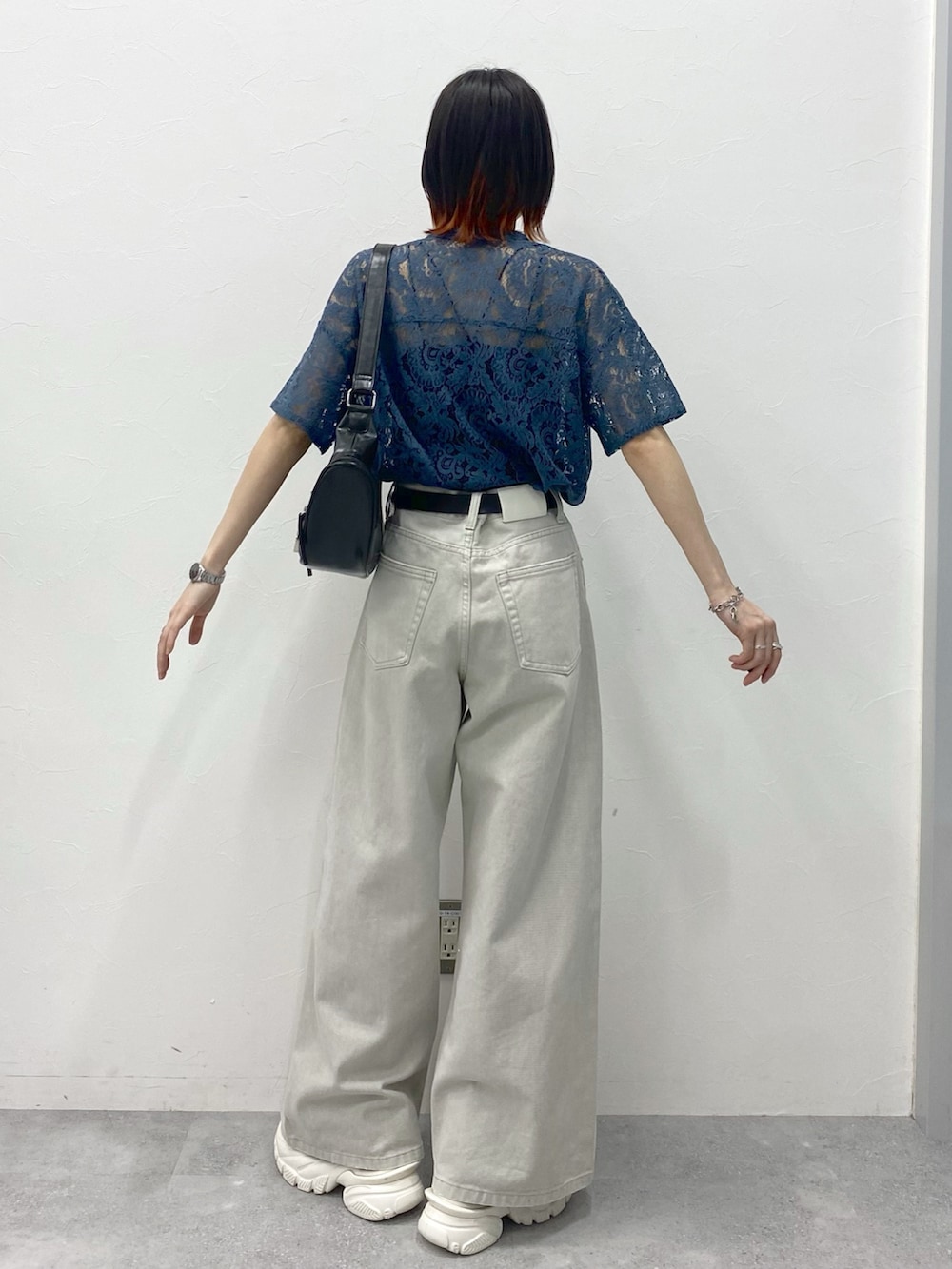 「PAGEBOY、デニムパンツ、デニム、レース、レーストップス、シャツスタイル、シャツ、厚底シューズ、厚底サンダル、ショルダーバッグ、きれいめカジュアル、きれいめ、ストレートデニム」｜「PAGEBOYのダッドコンビスポサン（サンダル、ホワイト系）」を使った、matsuさん（レディース・156cm）の春コーディネートの4枚目の写真