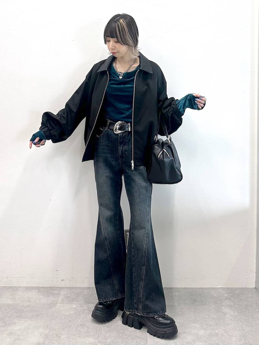 ブラック系のブーツ、ブラック系のボストンバッグ、ブルー系のTシャツ/カットソーを着用したレディースの秋コーディネートの9枚目の写真