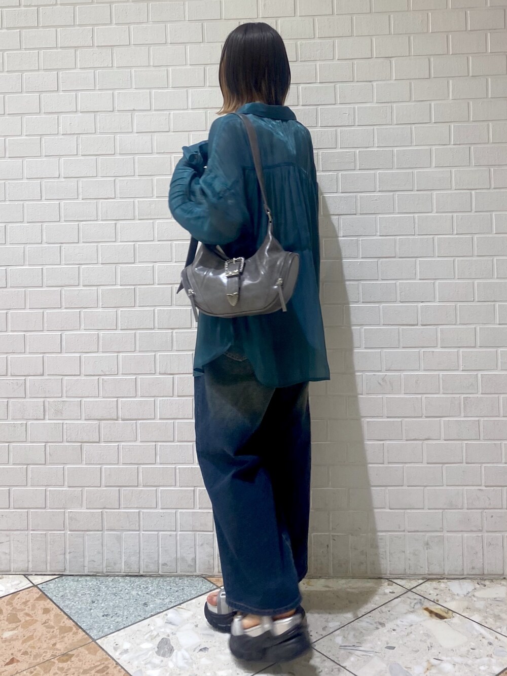 グレー系のサンダル、ブルー系のデニムパンツ、グリーン系のシャツ/ブラウスを着用したレディースの春コーディネートの4枚目の写真