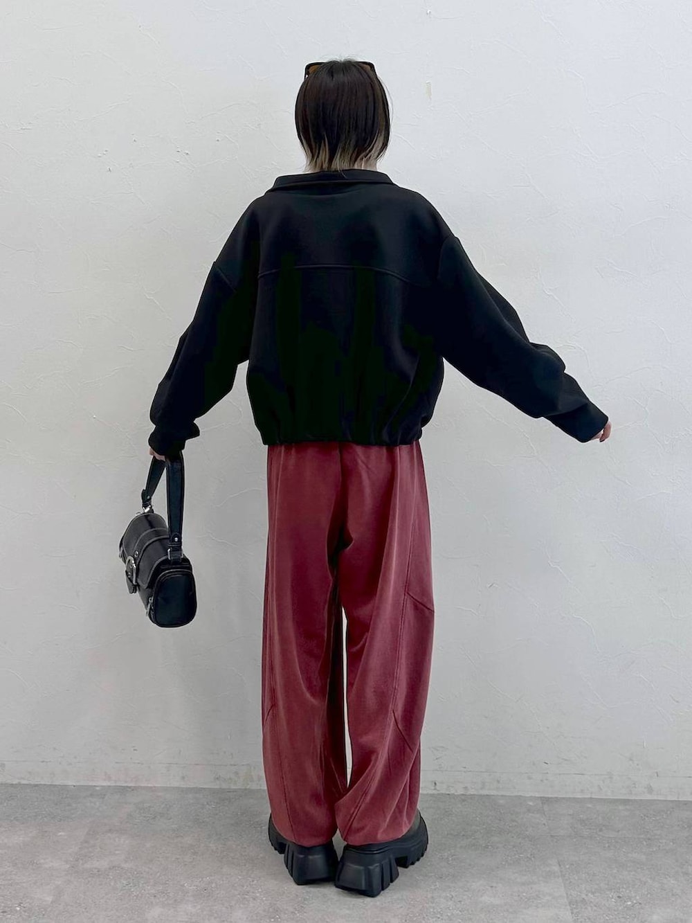 グレー系のブーツ、レッド系のスウェットパンツ、その他のシャツ/ブラウスを着用したレディースの夏コーディネートの4枚目の写真