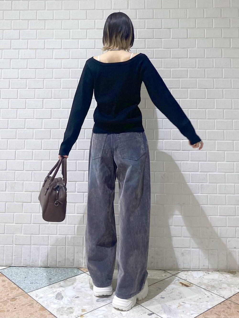 ホワイト系のスニーカー、ブラウン系のショルダーバッグ、ブラック系のTシャツ/カットソーを着用したレディースの夏コーディネートの7枚目の写真