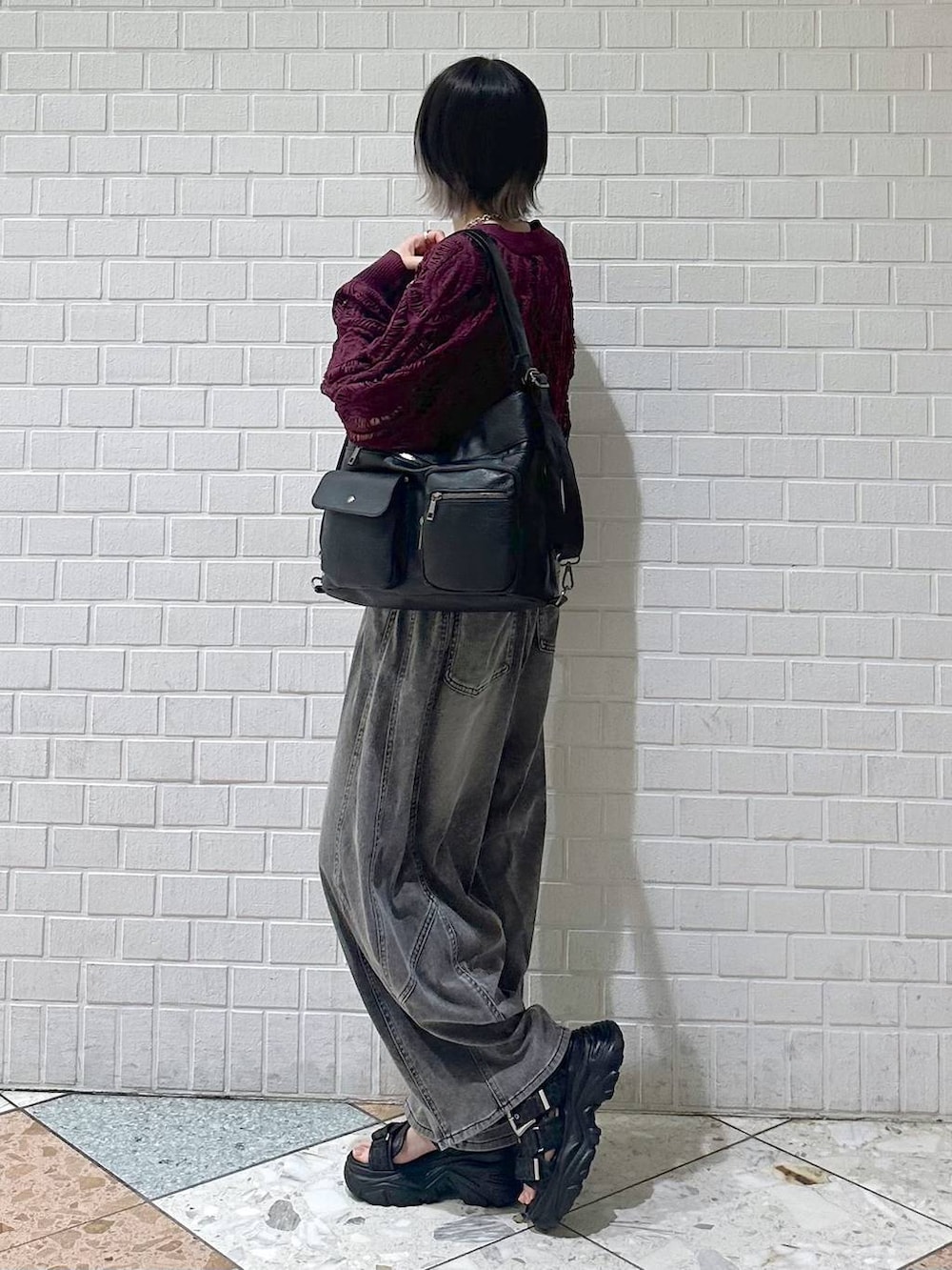 パープル系のカーディガン/ボレロ、ブラック系のショルダーバッグ、ブラック系のデニムパンツを着用したレディースの夏コーディネートの5枚目の写真