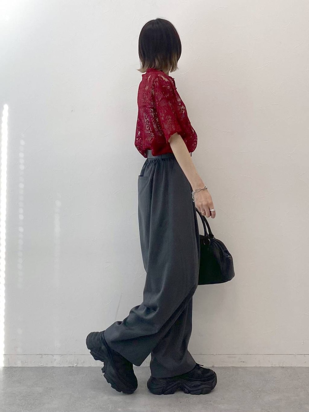 「カジュアル、ベーシック/シンプル、女子ウケ、PAGEBOY、パンツ、ゆったり、きれいめ、きれいめカジュアル、厚底シューズ、スニーカー、PBLIM」｜「PAGEBOYのプラットチャンキースニーカー（スニーカー、ブラック系）」を使った、matsuさん（レディース・156cm）の夏コーディネートの7枚目の写真