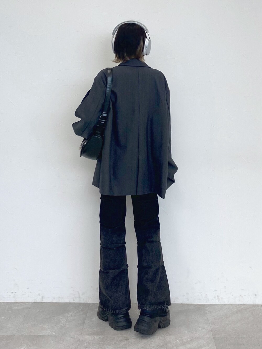 「PAGEBOY、Anui、ユニセックス、モード、デニム、デニムパンツ、フレアパンツ、ジャケットスタイル、ジャケット、春コーデ、春、厚底シューズ、スニーカー」｜「PAGEBOYのプラットチャンキースニーカー（スニーカー、ブラック系）」を使った、matsuさん（レディース・156cm）の春コーディネートの5枚目の写真