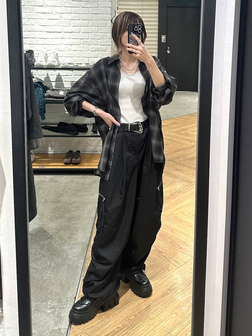 ブラック系のブーツ、ブラック系のシャツ/ブラウス、ブラック系のその他パンツを着用したレディースの秋コーディネートの2枚目の写真