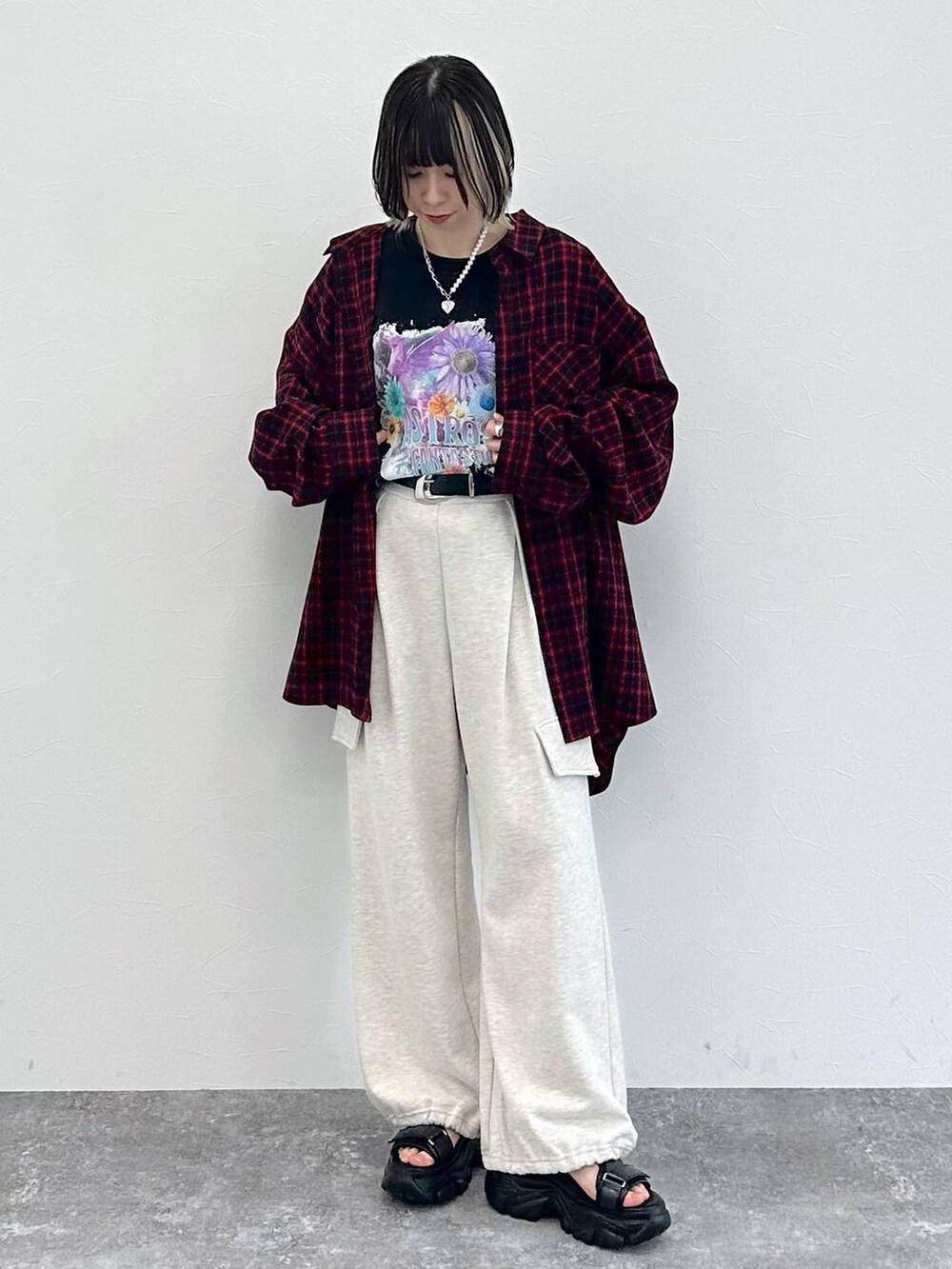 ブラック系のサンダル、ブラック系のTシャツ/カットソー、ベージュ系のその他パンツを着用したレディースの春コーディネートの9枚目の写真