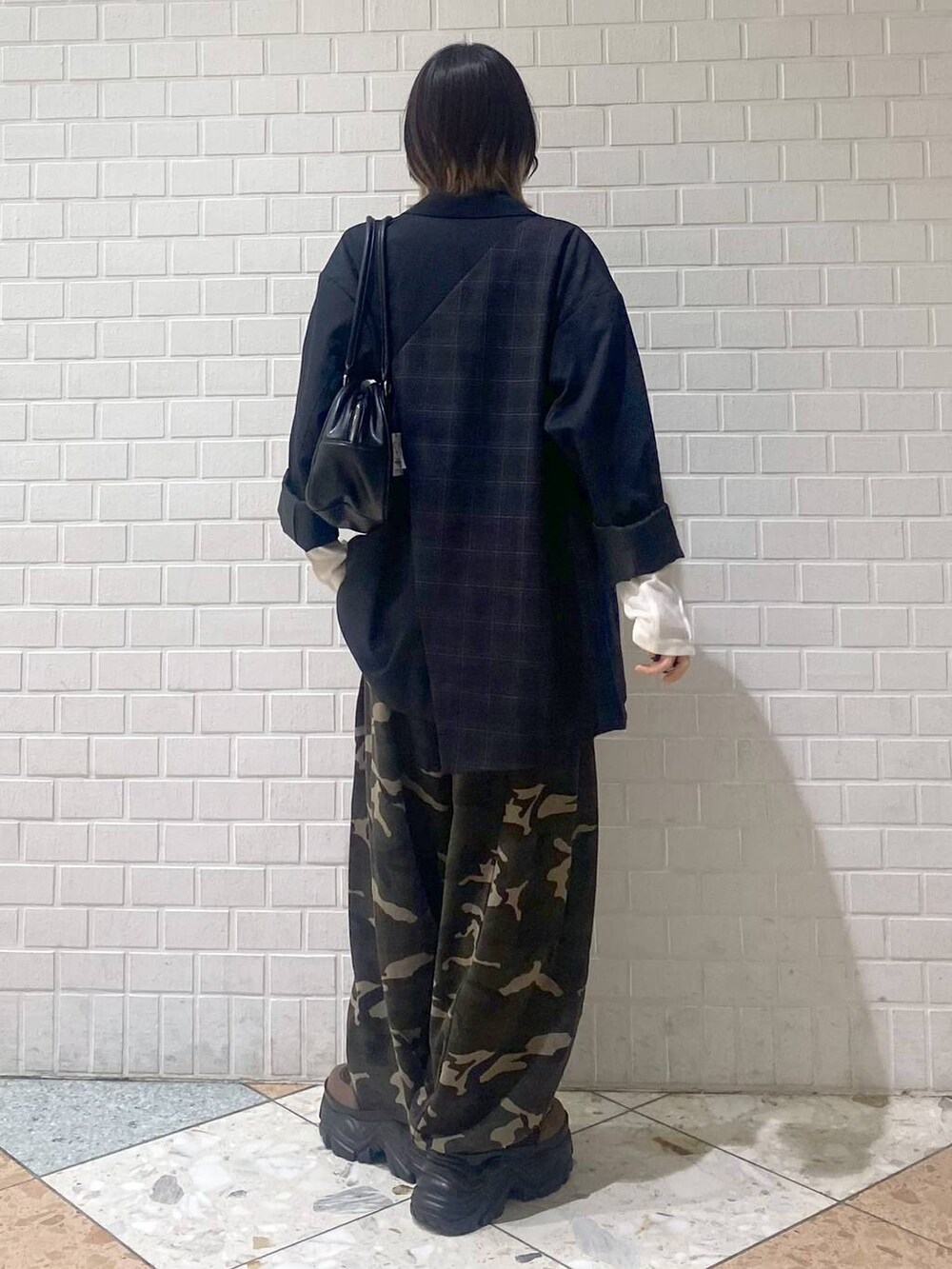 ブラウン系のブーツ、その他のスウェットパンツ、ブラック系のテーラードジャケットを着用したレディースの秋コーディネートの7枚目の写真