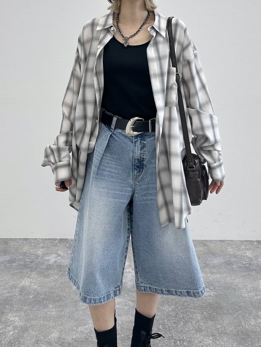 ブラック系のブーツ、ブラック系のキャミソール、ホワイト系のシャツ/ブラウスを着用したレディースの春コーディネートの8枚目の写真