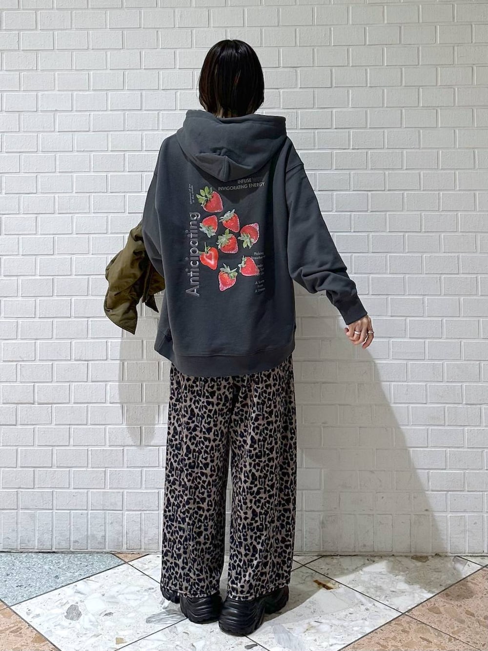 ブラック系のブーツ、グレー系のパーカー、ベージュ系のその他パンツを着用したレディースの冬コーディネートの4枚目の写真