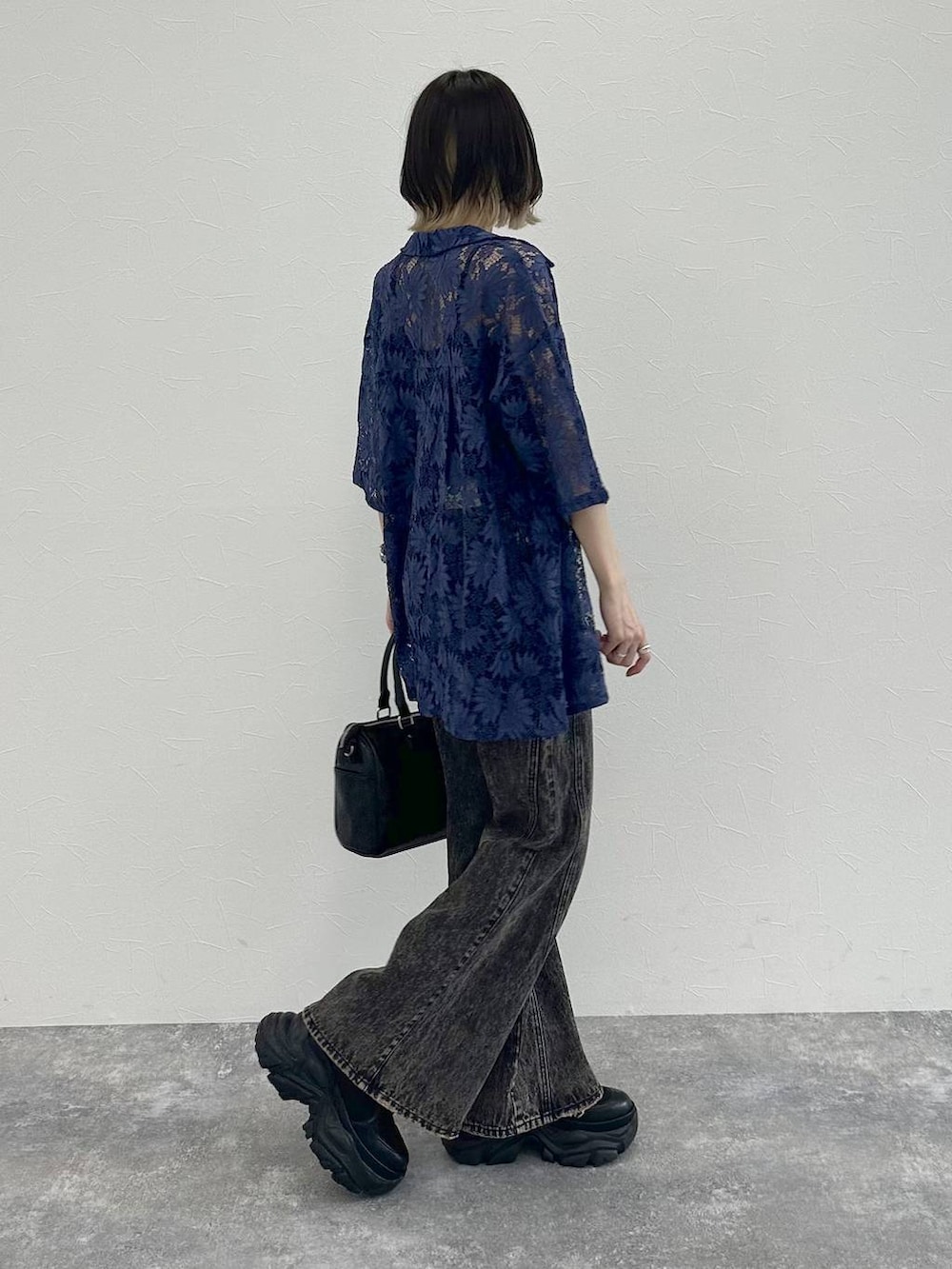 ブラック系のブーツ、ブラック系のキャミソール、ブルー系のシャツ/ブラウスを着用したレディースの春コーディネートの7枚目の写真