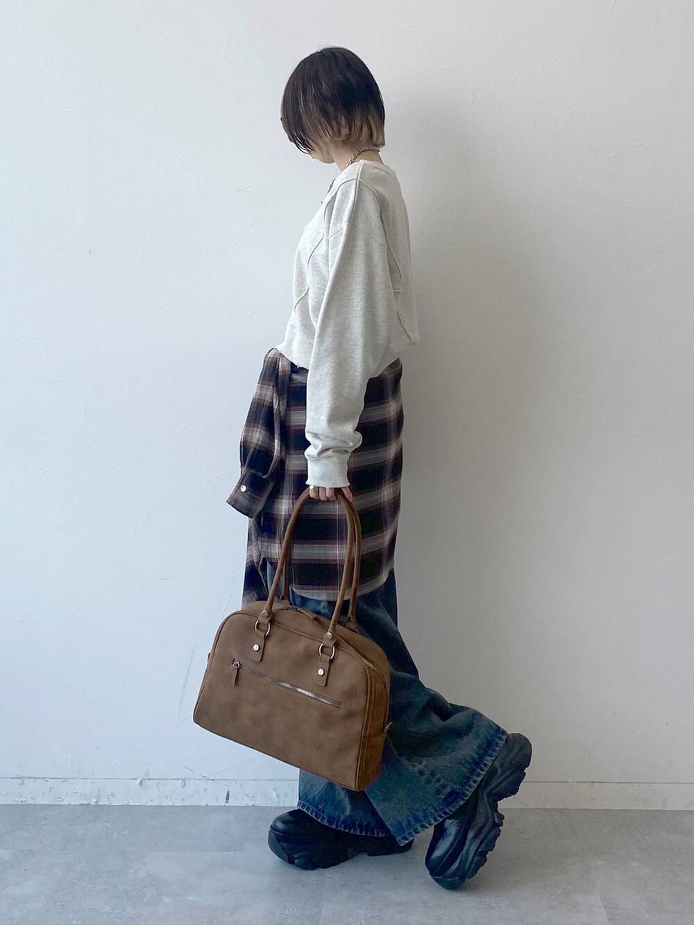 「カジュアル、ベーシック/シンプル、女子ウケ、PAGEBOY、デニムパンツ、スウェット、チェック、シャツ、スニーカー、厚底シューズ、秋コーデ、秋服準備はじめました、PBLIM、ボストンバッグ」｜「PAGEBOYのプラットチャンキースニーカー（スニーカー、ブラック系）」を使った、matsuさん（レディース・156cm）の夏コーディネートの4枚目の写真