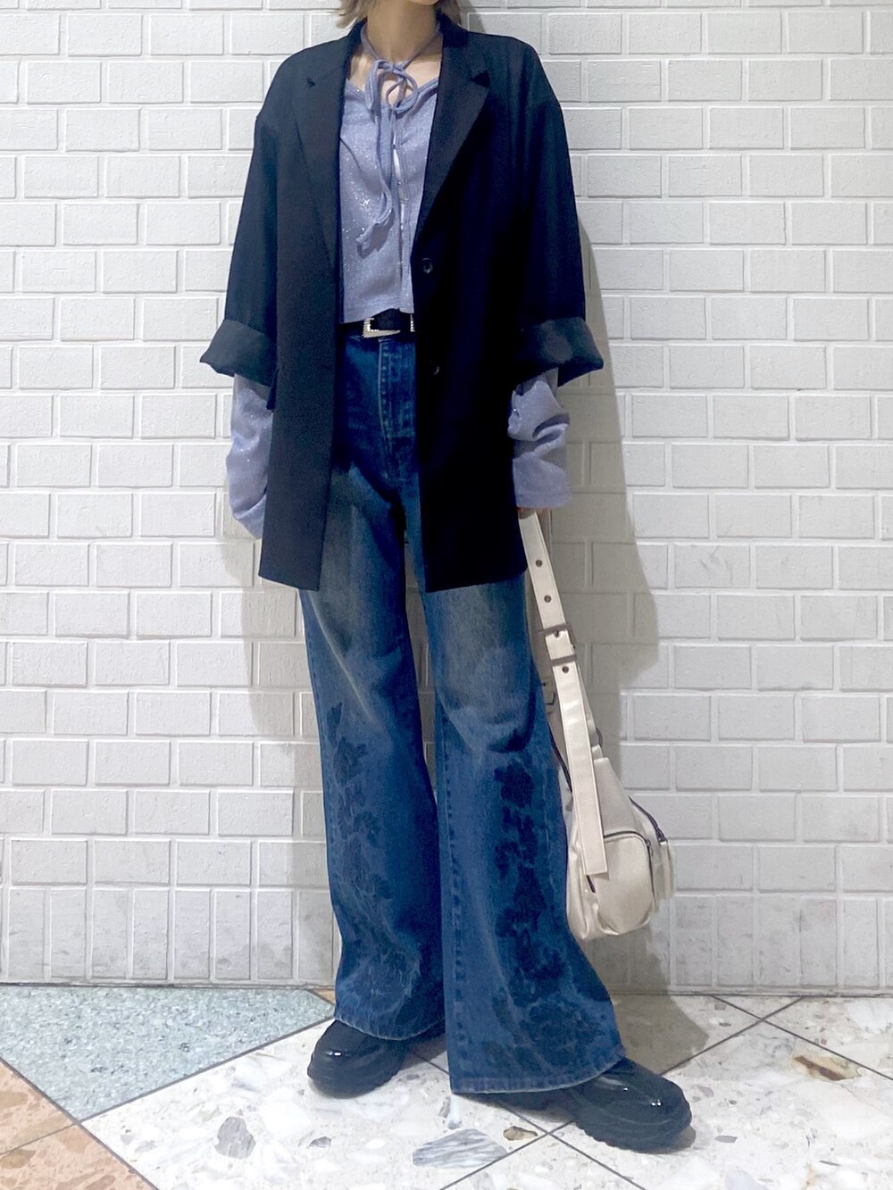 「PAGEBOY、デニムパンツ、デニム、フレアパンツ、スニーカー、ジャケット、ジャケットスタイル、春、春コーデ、ショルダーバッグ、キラキラ、ショート丈トップス、チョーカー、きれいめカジュアル、きれいめ」|「PAGEBOYのワンストバレースニーカー(スニーカー、ブラック系)」を使った、matsuさん(レディース・156cm)の春コーディネートの8枚目の写真